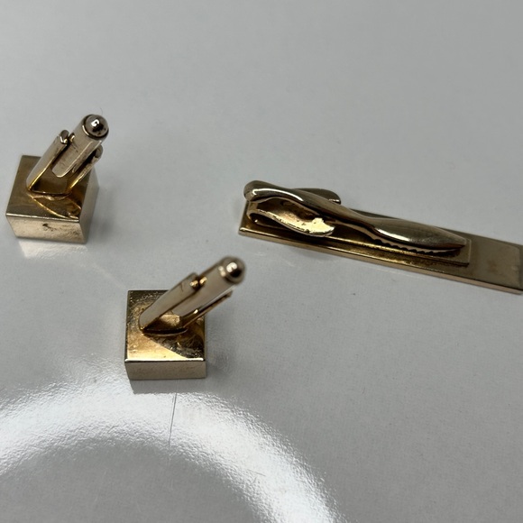 Tie Bar Clip Gold Tone Ridges Stars with Matching Cufflinks - Picture 2 of 3